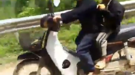 2 em nhỏ vùng cao chạy xe máy vèo vèo trên đèo